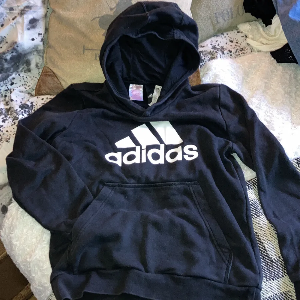 Adidas hoodie i st US - L tror de skall motsvara S , men den är rätt liten så skulle säga XS/S. En vanlig hoodie som är skön och bekväm. Nästan aldrig använd.. Hoodies.
