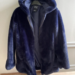 Oanvänd Mörkblå pälsjacka  - En superfin mörkblå pälsjacka med huva och guldig dragkedja. Stl L men skulle säga att den passar M också.  Oanvänd.  200kr eller bud 