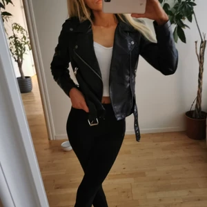Skinnjacka - Säljer nu min favoritjacka. Supersnygg till hösten. Den är köpt hos Gina Tricot för många år sen. Superfint skick och har den där perfekta passformen som kan vara svår att hitta när det gäller skinnjackor. Storlek XS men sitter som en XXS.