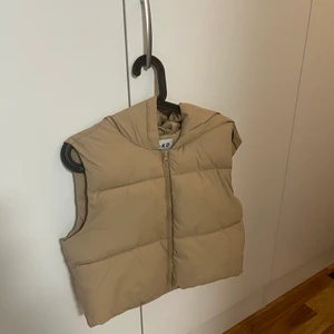Beige väst NAKD - Sparsamt använd, strl 34. Köpt för 599kr