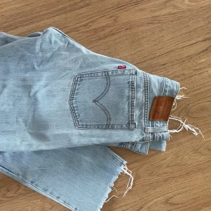 Levis wedgie straight 28 - Säljer dessa då den blivit för stora tyvärr