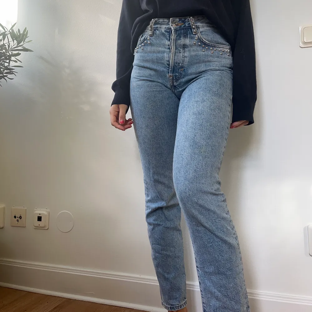 Väldigt sköna och väl använda jeans! Jag är 168 cm lång och har strl 24. . Jeans & Byxor.