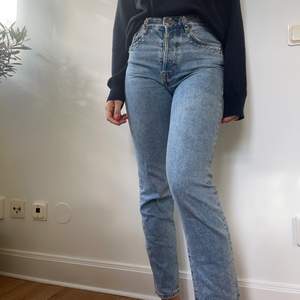 Väldigt sköna och väl använda jeans! Jag är 168 cm lång och har strl 24. 