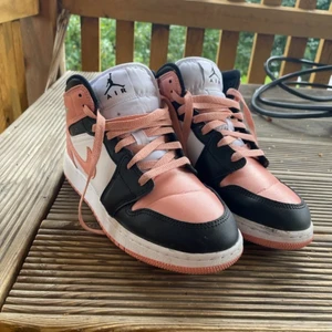 Air jordans  - Säljer mina jordans strl 38. Använda endast två gånger o säljer pga att de är för små för mig tyvärr. Köparen står för frakten/mötas upp i sthlm 💕