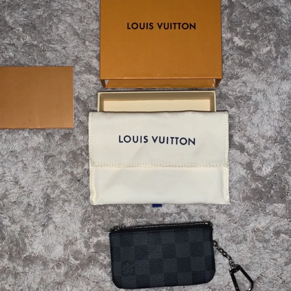 Louis Vuitton Key Pouch, box, dustbag och tillbehör medföljer, säljs pågrund av ingen användning. Kan även bytas :). Övrigt.