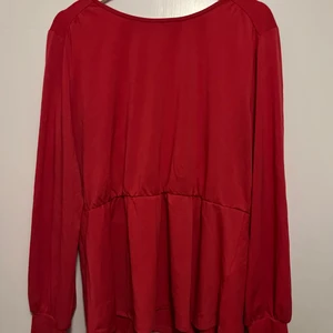 Blus - Fin röd blus från Vila😊