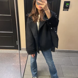 Arket kappa - Säljer denna fina arket kappa som är helt ny. Aldrig använd bara testad, lappar finns kvar!! Kappan är slutsåld just i denna storlek. Startar budgivning om fler är intresserade🫶🏽🫶🏽