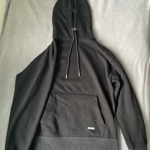 svart oversize hoodie - originalpris 259kr tror jag, nice kvalitet, köpte på mansavdelningen på pull&bear, stor luva