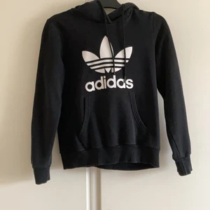 Svart addidas hoddie st 38 - Aldrig använd, köpt för typ 3 år sedan i Spanien. 