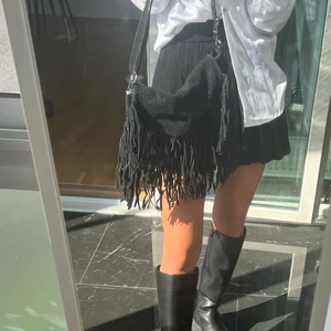 Svart mockaväska  - Säljer denna svarta mockaväska med fransar som tyvärr inte kommer till användning längre🖤