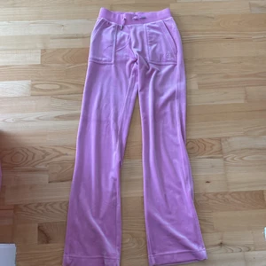Juicy Couture  - Säljer mina rosa juciy couture byxor i storlek xxs. Dem säljs pågrund av att dom aldrig andvänds.  Betalar endast med Swish❤️