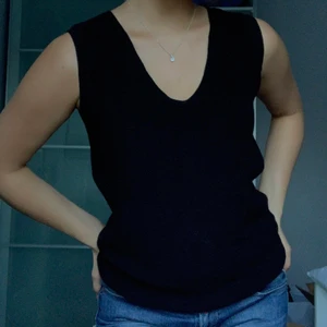 Svart väst - Rensning av garderob! En svart väst från Dea Axelssons i superbra skick. I storlek M och passar bra vid layering.