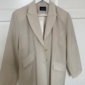 Beige kavaj - Fin beige kavaj, något oversized. Storlek 42. Jag är vanligtvis en storlek 34, och den sitter fint oversized på mig. 