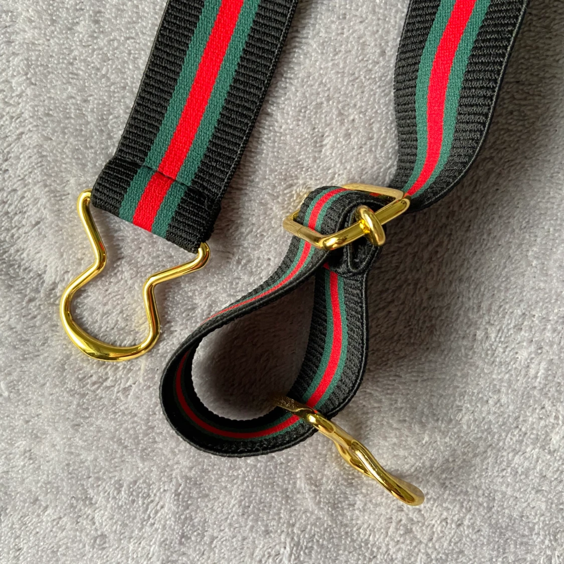 Stretchigt anpassningsbart bälte