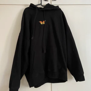 Hoodie med fjäril 🦋  - Supersöt och oversized hoodie från Brandy Melville! 🦋❤️