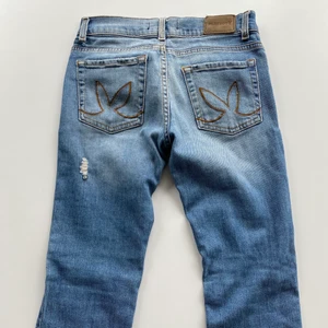 Playboy lågmidjade bootcut jeans - Jag säljer dessa super snygga lågmidjade playboy jeans i bootcut modell då dem tyvärr inte passade mig. De är i storlek 8 vilket motsvarar ungefär en storlek 34, men jag skulle säga att de passar en 32-36. Jag är 166 och de passar perfekt i längden. 💕
