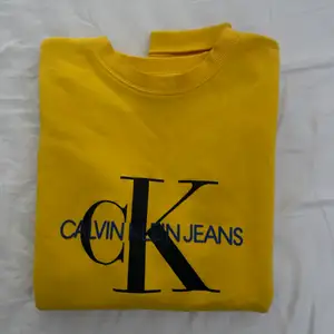 Gul sweatshirt från Calvin Klein. Oanvänd. Nypris: ca 700kr. Köparen står för frakten. Hör gärna av dig för mer information!🤍