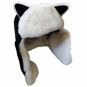 katt mössa - fluffig mössa med kattöron! det finns även ett spänne om man vill stänga den under hakan. aldrig använd 💖