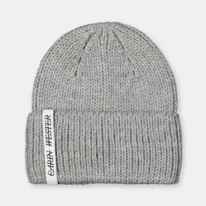 Carin Wester mössa - Grå Carin Wester mössa, sparsamt använd. Nytvättad, nypris 299kr mitt pris 79kr. Perfekt nu i höst eller vinter!!🤍