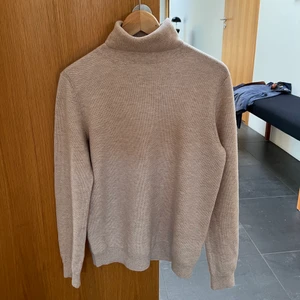 Stickad tröja  - Stickad tröja från Massimo Dutti! Köparen står för frakten💞