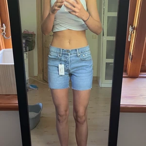 Jeansshorts  - Extremt snygga jeansshorts från lager 157. Helt oanvända med prislapp kvar. Köpta för 200kr. De är medellånga ( se bild), och jag är 176 cm. Snygg ljusblå tvätt. Extremt bekväma. Medelhögmidja.  Passar till allt! 