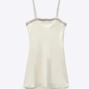 Zara klänning - Superfin klänning från zara i silke/siden material. Köpt från Plick då den hade lapparna kvar och själv har jag bara testat den på aldrig använt🤍🤍 Läs min bio för mer info.