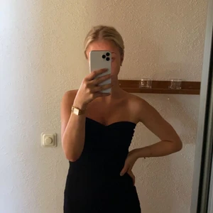 Klänning DISSH - svart tub klänning  - Säljer min svarta DISSH klänning som är använd ett fåtal gånger och som är i nyskick. En enkel klänning som man kan klä upp och ner. Är lätt att använda till lite vardagliga stunder samt fester  Nypris - 1200kr  Jag säljer för 900kr (pris kan diskuteras) 