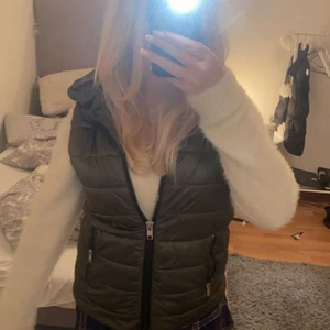 Mango  - Super fin väst men då inte används här hemma pga massa andra jackor:) storlek xs