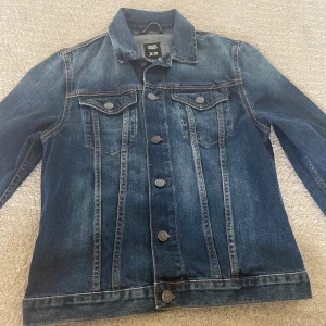 Jeansjacka - Helt oanvänd.💗 Från Crocker o storleken är xs. 