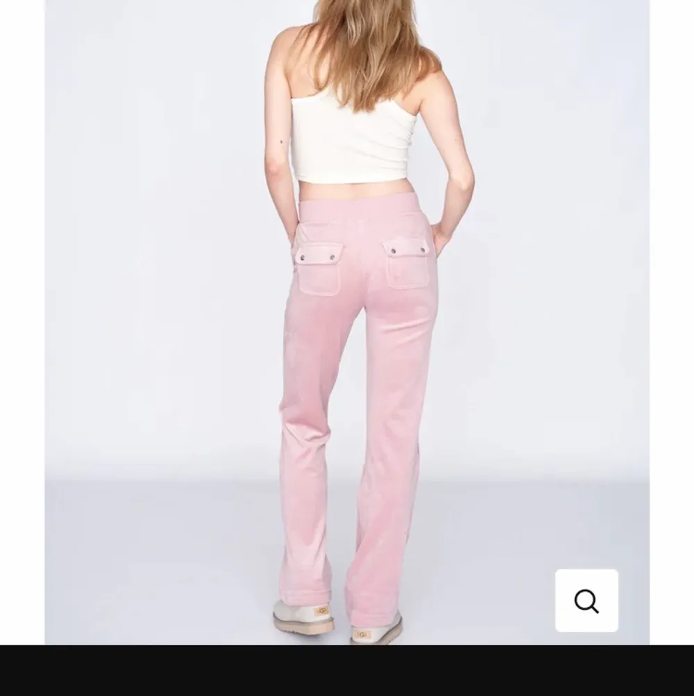 Hej jag säljer min rosa juicy byxor, dom är i en lite mörkare färg en på bilden, dom är i xs och är inte skade på något sätt, skriv privat för mer bilder💖pris kan diskuteras 💖. Jeans & Byxor.