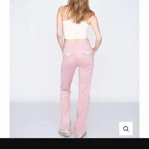 Hej jag säljer min rosa juicy byxor, dom är i en lite mörkare färg en på bilden, dom är i xs och är inte skade på något sätt, skriv privat för mer bilder💖pris kan diskuteras 💖