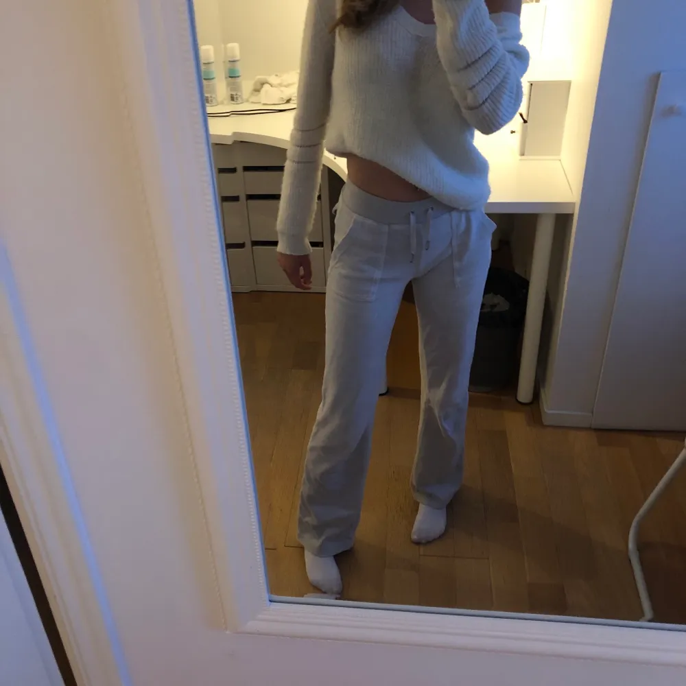 Säljer dessa fina och efterfrågade juicy byxor, knapparna där bak har gått av men är inget som syns överhuvudtaget! Dem är använda fåtal gånger och är i bra skick💗. Jeans & Byxor.