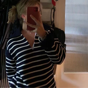 Arket tröja - Säljer denna otroligt fina tröja från arket, köpt förra året och är använd endast ca 1 gång. Så är i super fint skick! 