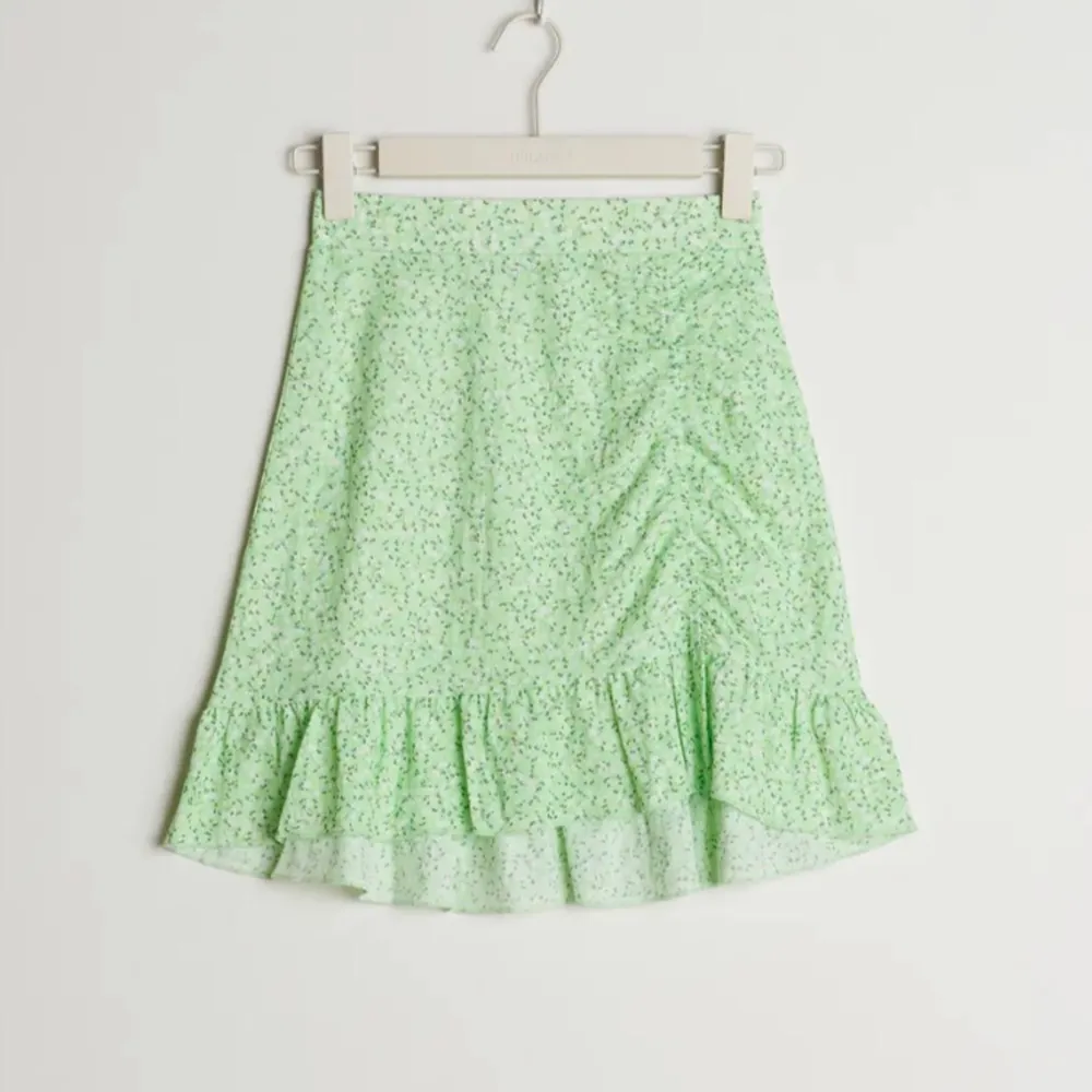 Säljer denna fina kjolen från Gina I storlek S! Bra skick och knappt använd! . Kjolar.