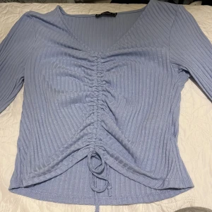 Ribbad knyt topp - Storlek L men passar M   Köparen står för frakt 