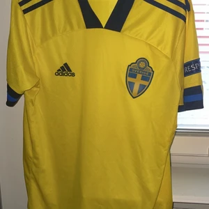 Sverige tröja  - Säljer min sverige tröja  Den är i topp skick Storlek M  Tröjan är i 9/10 skick och knappt använd  Kan tänkas gå ner i pris. Tröjan är äkta