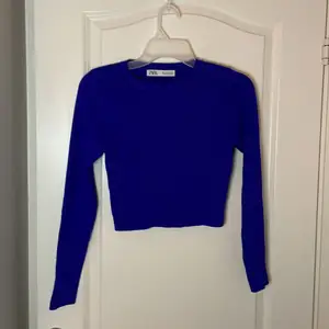 Jag säljer nu min jättefina blåa tröja från Zara i storlek M. Tröjan kan också användas som S💘 aldrig använd👚💘