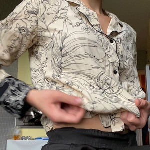 mönstrad skjorta - knappt använd skjorta/blus med fint blommönster. passar strl 34-36🪐 pris kan diskuteras 🌱