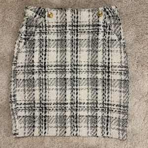 Kjol - Kjol med rutigt motiv och guldiga knapp-detaljer. Använd 1 gång. Extraknappar medföljer