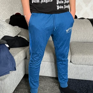 Hugo boss byxor - Hugo boss byxor storlek s/m. Knappt använda säljes för 200kr + frakt 