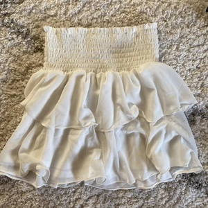 Vit volang kjol  - Vit volang kjol i toppen skick ifrån chelsea i storlek XS. TRYCK INTE PÅ KÖP DIREKT 