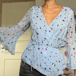 GANNI BLUS - En fantastisk omlott-blus från GANNI som tyvärr ej kommer till användning. Härligt luftigt material med trekvarts-trumpet ärmar. Storlek 36 men skulle säga att den passar bra både till 34-40 då den är omlott och storleken kan regleras!!