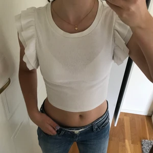 Volangtopp zara - Gullig vit volangtopp från zara, bra skick och använder inte längre💗🫶🏼✨