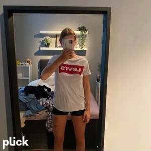 T-shirt från levi’s  - T-shirt från levi’s i stl xs. Använd litegrann men är i bra skick. Priset kan diskuteras. Köparen står för frakten, 51 kr spårbart💗