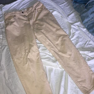 Mom jeans  - Beiga mom jeans storlek 42 men jag som vanligt brukar ha s/m har använt dom då ja ville dom skulle sitta lite pösigt