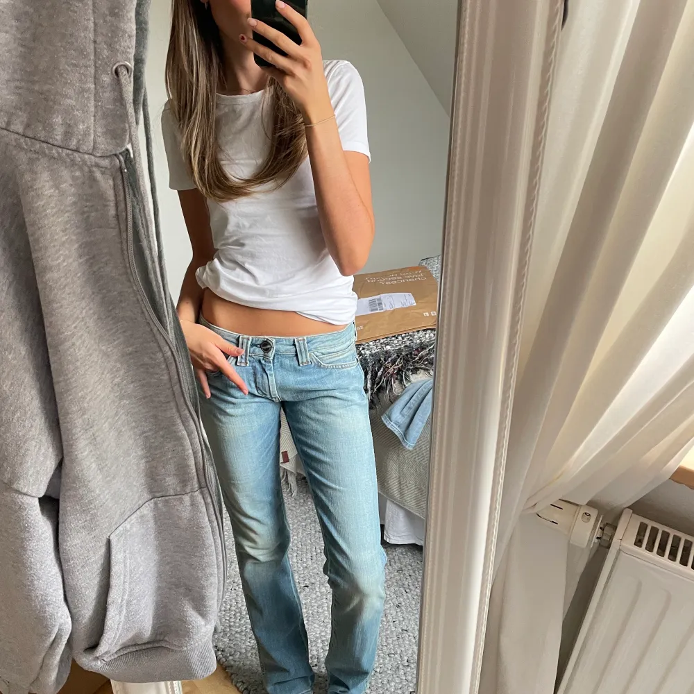 Intressekoll på mina wrangler jeans! Köpta secondhand, sitter sjukt snyggt och allmänt sköna jeans. Modellen är straight w27 l32 bud från 300 eller köp direkt för 450. Jeans & Byxor.