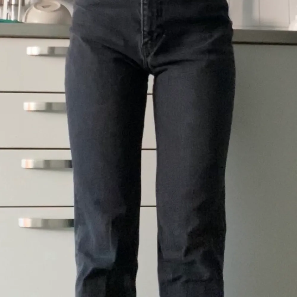 Jeans från Cheap Monday. Bra skick! Jag är 160cm och på mig slutar de 1,5 ca över ankeln. (W24/L32). Jeans & Byxor.