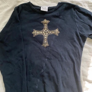 Långärmad tröja - Vintage långärmad tröja, sjukt fint tryck med rhinestones. Perfekt till hösten. Den har lite croppad passform. 