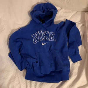 Nike hoodie - Skitcool hoodie från Nike i storlek s 🫶🏻 Är oanvänd och snygg på xs - m, tryck inte på köo direkt utan att skriva till mig! Köp direkt för 340 + frakt💗