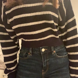 Stickad tröja - H&M - Mysig och jättefin stickad tröja från H&M, använd fåtal gånger men i jättefint skick. Köparen står för frakten💗💗